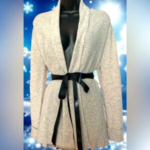 Beautiful,Tahari Luxe, light heather grey,  100% cashmere sweater in size large.